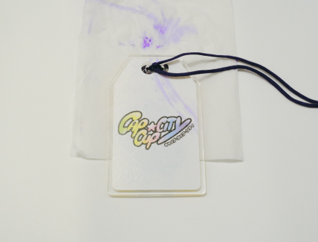 写真はアクリルお守りになります。紫色の眼鏡紐は水に濡れると色落ちしますのでご注意ください。