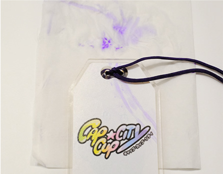 眼鏡紐の紫色のみ、水が付着すると激しく色落ちしますのでご注意ください