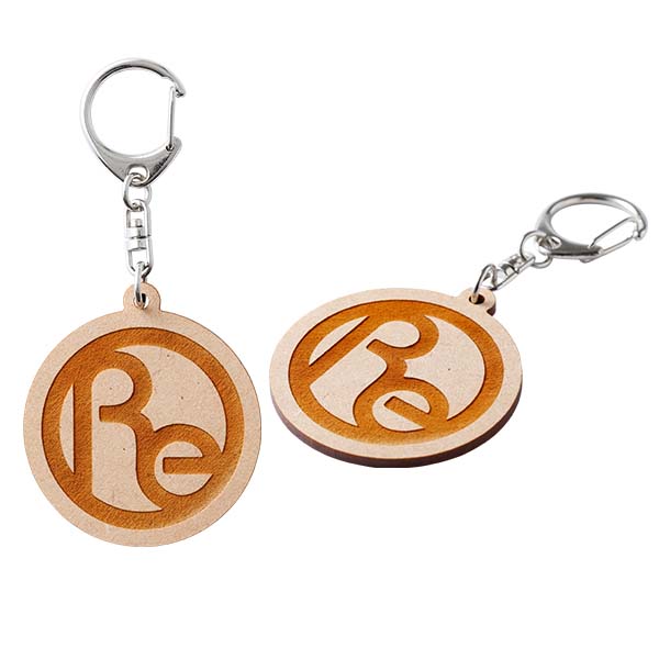 彫刻タイプの木製キーホルダーはデザインにレーザーで焼き色を付けます